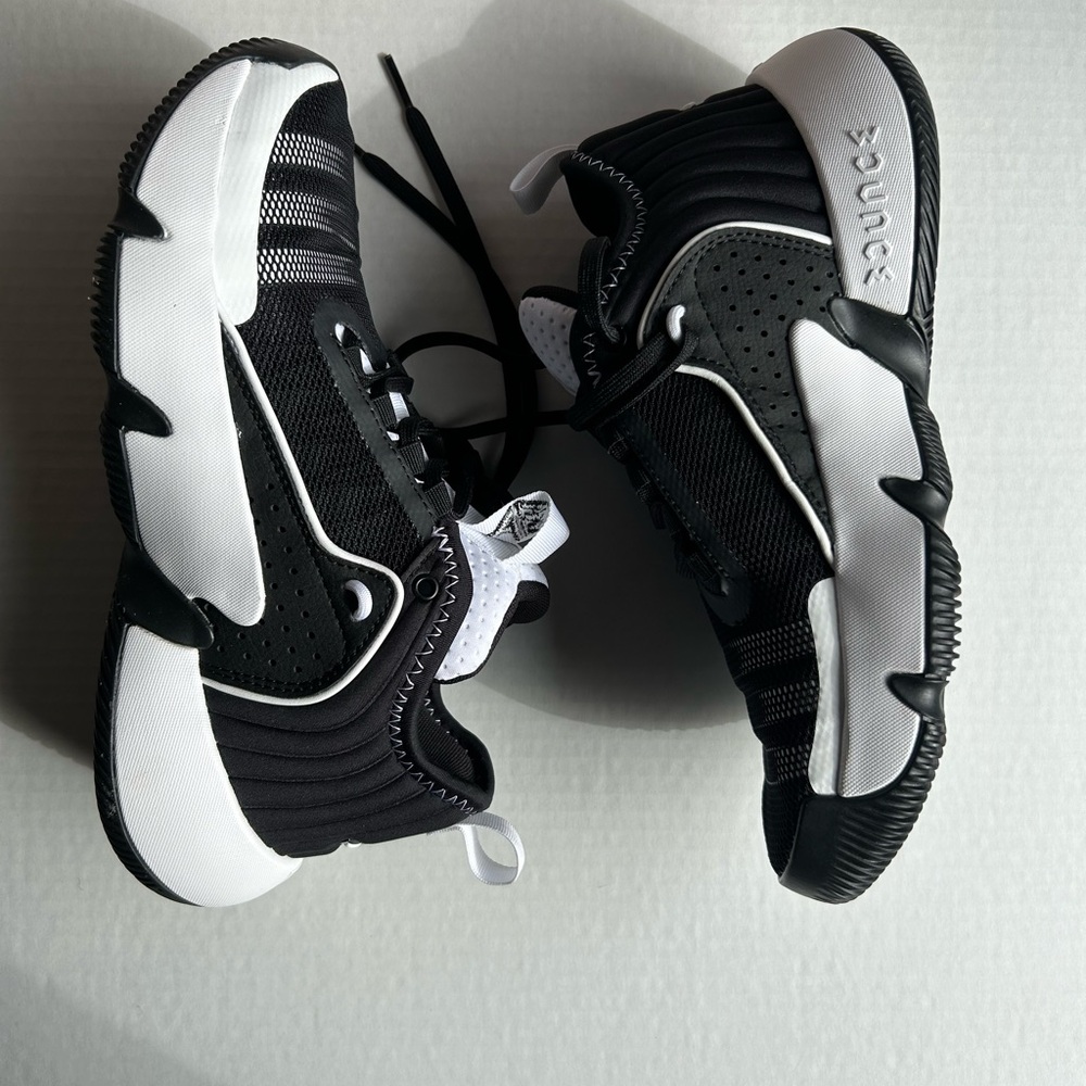Kids adidas size 4 1/2
